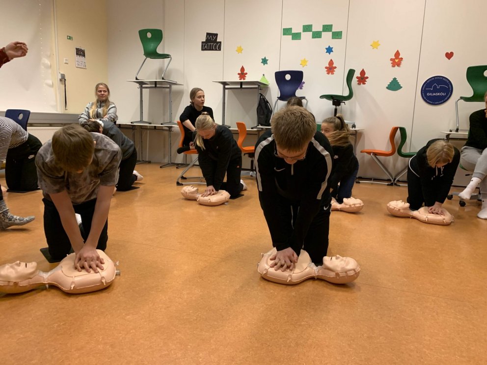 Nemendur í 10. bekk æfa hjartahnoð