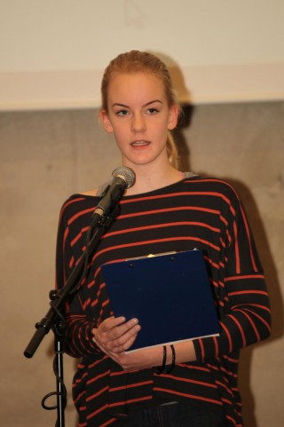 Eva Laufey í 10. SA les upp í hátíðarsal Háskólans á Akureyri 16. nóvember