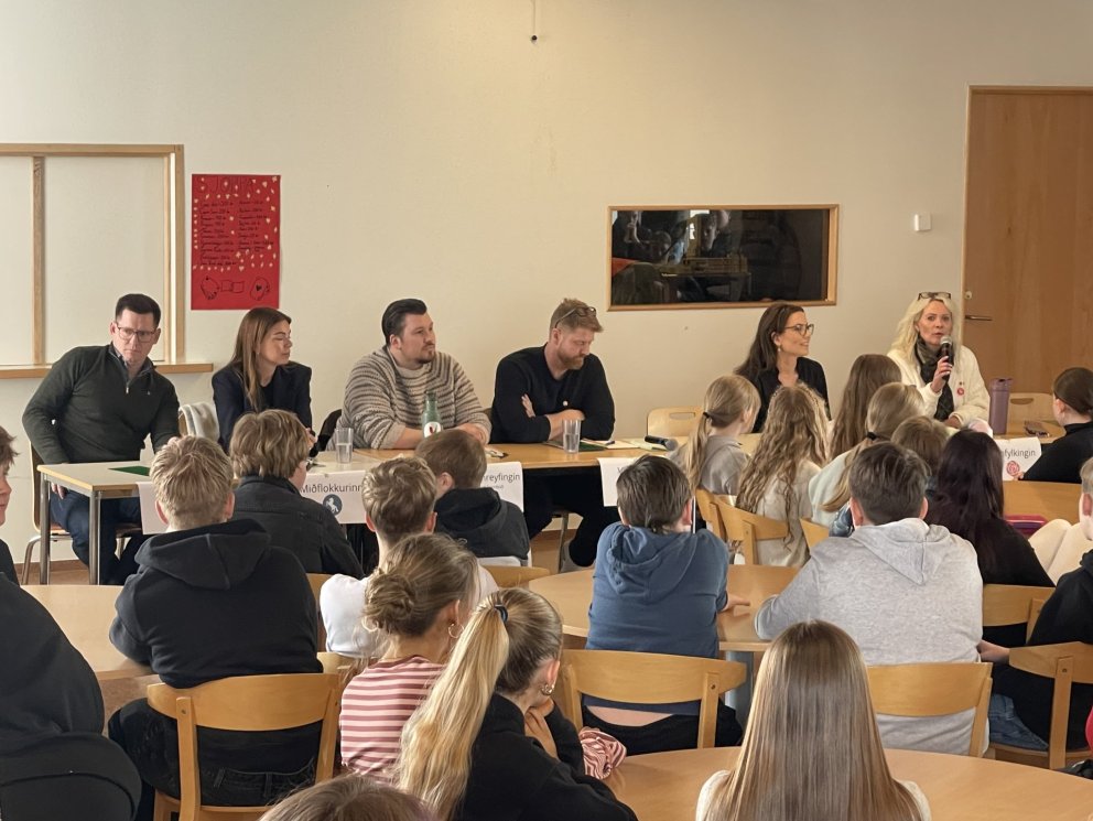 Frambjóðendur flokkanna sem mættu í Giljaskóla.