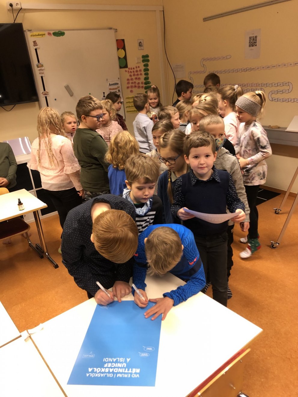 Hér má sjá nemendur 2. bekkjar skrifa á viðurkenningarskjalið sitt