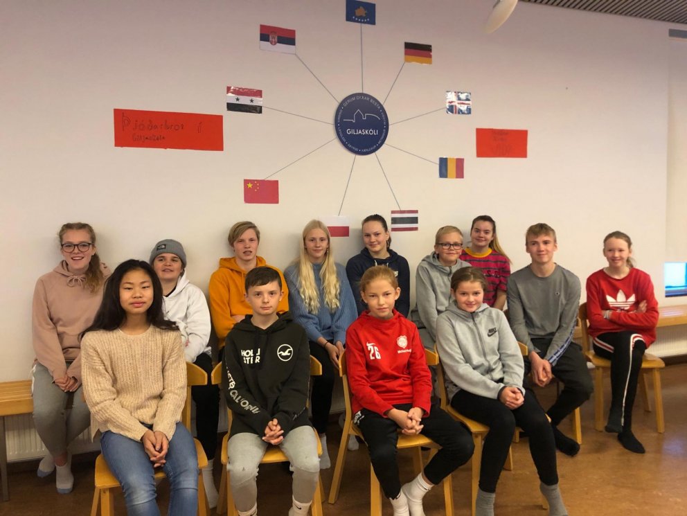 Nemendaráðið við fána allra þjóðarbrota nemenda í skólanum