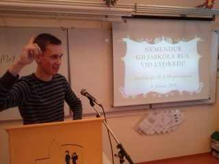 Nemendur hefja upp raust sína