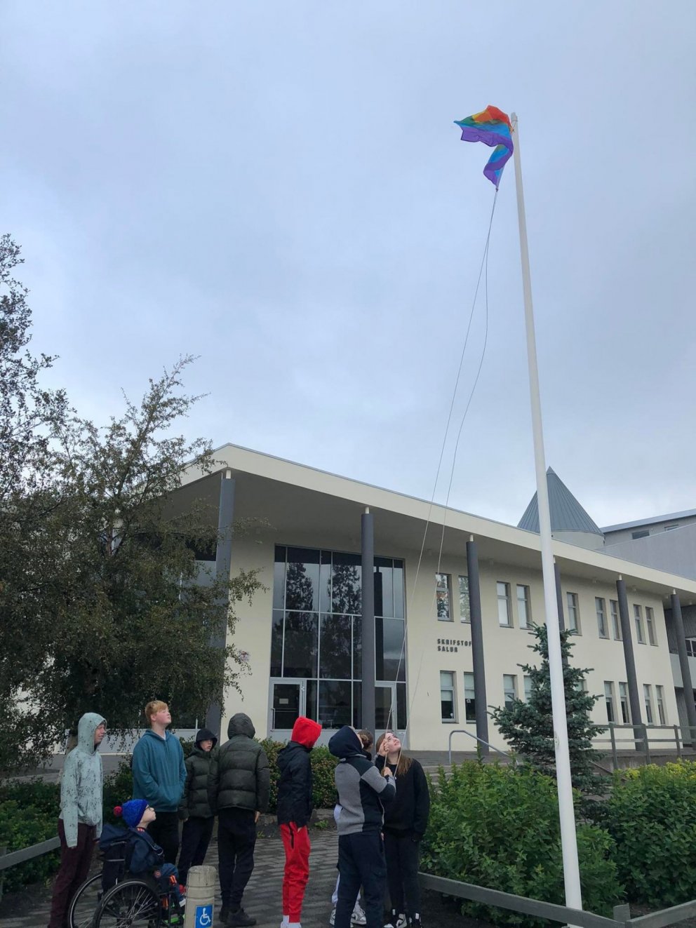 Regnbogafáninn dreginn að húni