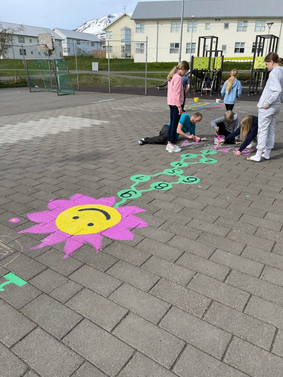 Nemendur gæða skólalóðina lífi