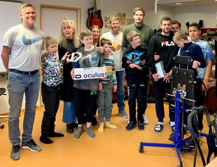 Sérdeild Giljaskóla fær sýndarveruleikagleraugu að gjöf