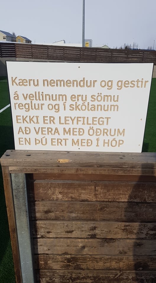 Svona skilti eru komin við innganga inn á sparkvöllinn við Giljaskóla.