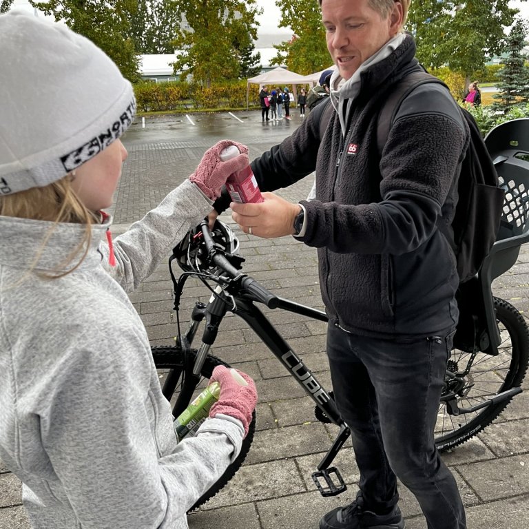 Bíllausi dagurinn: nemendur hrósa starfsfólki