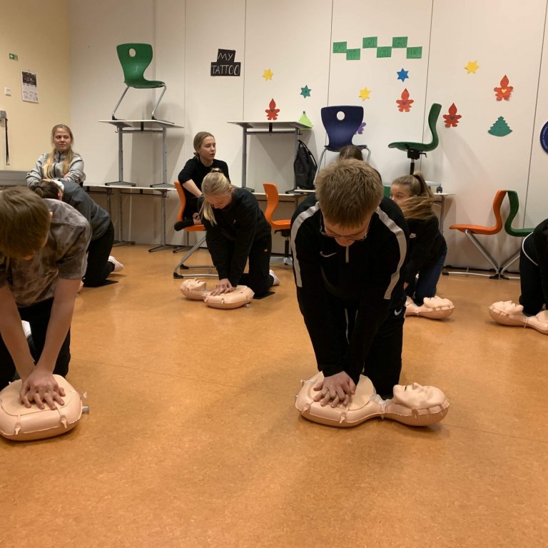 Nemendur í 10. bekk æfa hjartahnoð