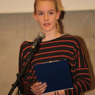 Eva Laufey í 10. SA les upp í hátíðarsal Háskólans á Akureyri 16. nóvember