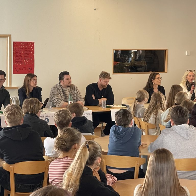 Frambjóðendur flokkanna sem mættu í Giljaskóla.