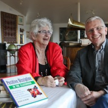 Höfðingleg bókagjöf til Giljaskóla