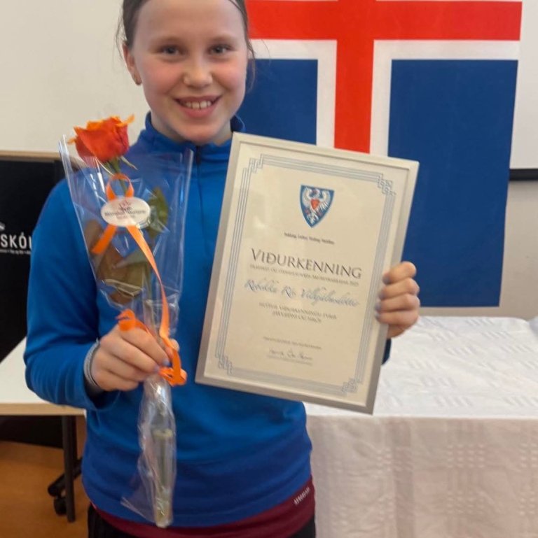 Viðurkenning fræðslu- og lýðheilsusviðs- Rebekka Rós í 7. bekk