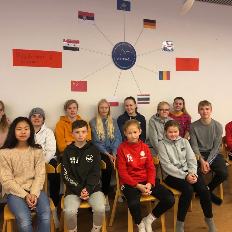 Nemendaráðið við fána allra þjóðarbrota nemenda í skólanum