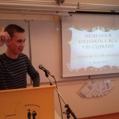 Nemendur hefja upp raust sína