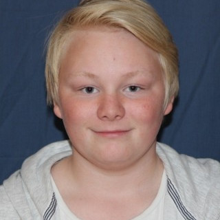 Óhrein glös og beygluð hnífapör í matsalnum