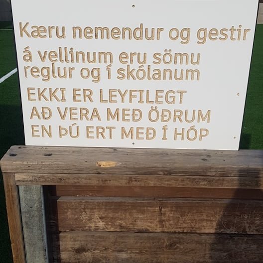 Svona skilti eru komin við innganga inn á sparkvöllinn við Giljaskóla.